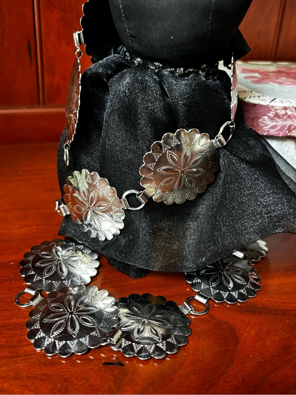 SILVER METAL FLOWER SHAPED CONCHOS & CHAIN LINKS BELT